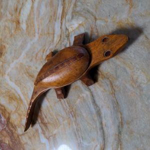 Wooden lizzard secret compartment